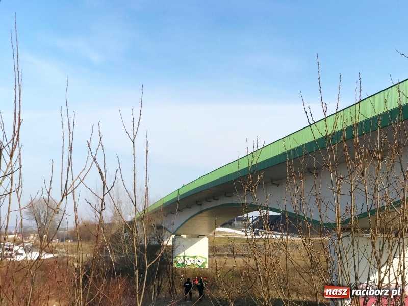 Zdjęcie w galerii na portalu naszraciborz.pl: Młody mężczyzna chciał skoczyć z mostu na trasie Krzyżanowice-Buków wiadomości z regionu