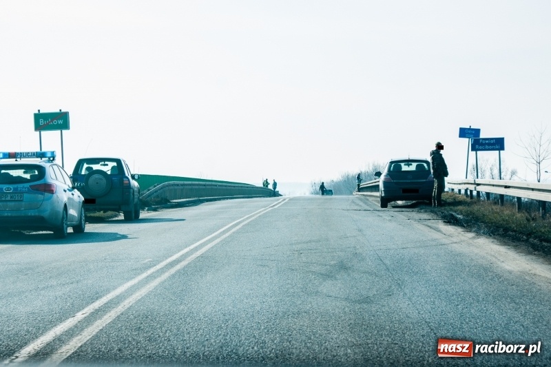 Zdjęcie w galerii na portalu naszraciborz.pl: Młody mężczyzna chciał skoczyć z mostu na trasie Krzyżanowice-Buków wiadomości z regionu