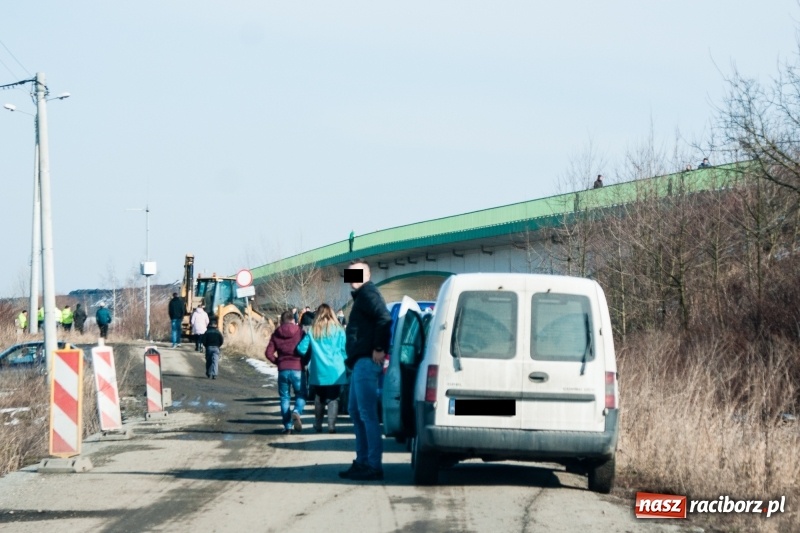 Zdjęcie w galerii na portalu naszraciborz.pl: Młody mężczyzna chciał skoczyć z mostu na trasie Krzyżanowice-Buków wiadomości z regionu
