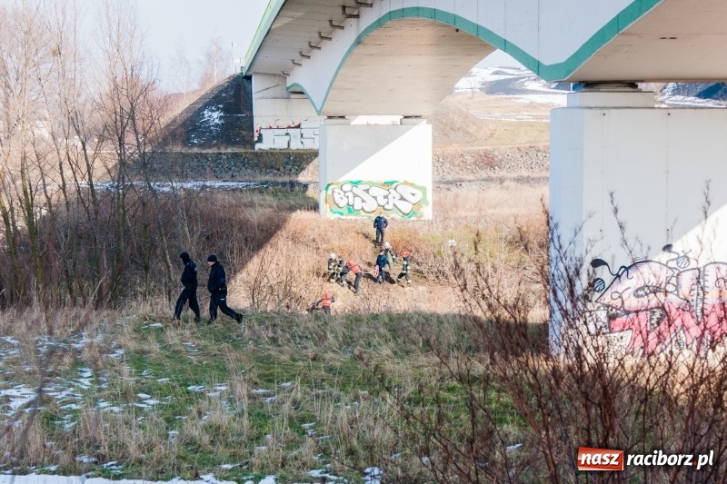 Zdjęcie w galerii na portalu naszraciborz.pl: Młody mężczyzna chciał skoczyć z mostu na trasie Krzyżanowice-Buków wiadomości z regionu