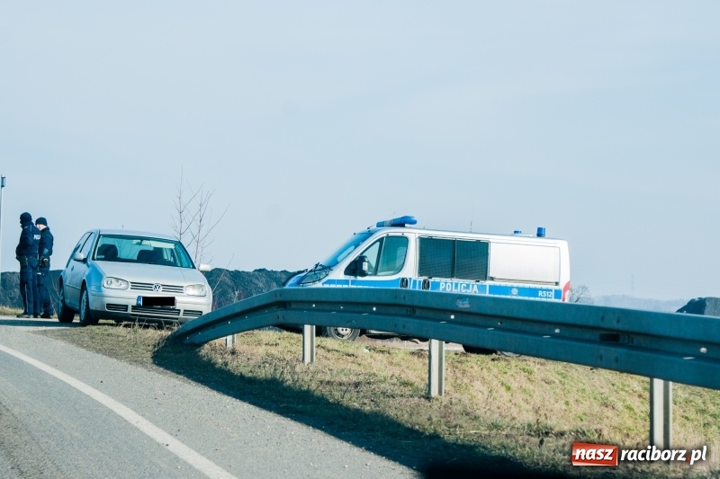 Zdjęcie w galerii na portalu naszraciborz.pl: Młody mężczyzna chciał skoczyć z mostu na trasie Krzyżanowice-Buków wiadomości z regionu