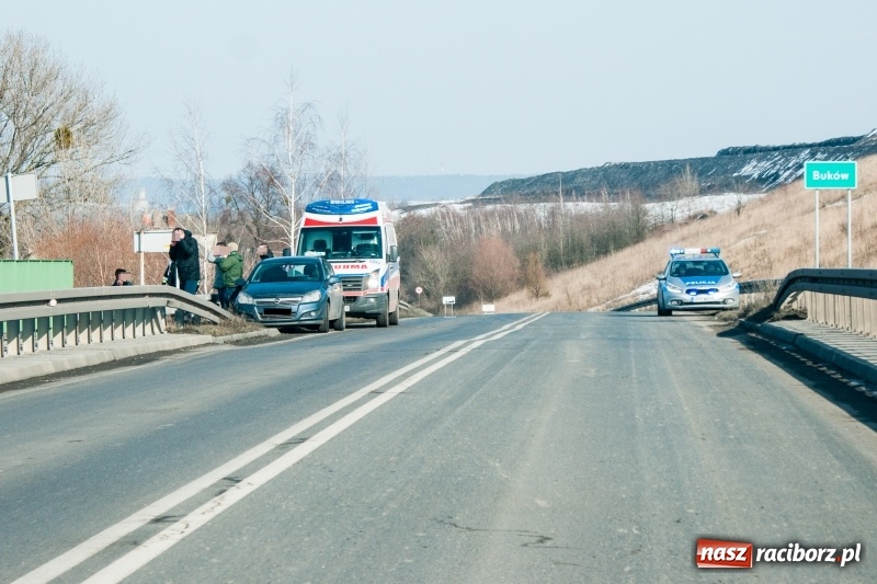 Zdjęcie w galerii na portalu naszraciborz.pl: Młody mężczyzna chciał skoczyć z mostu na trasie Krzyżanowice-Buków wiadomości z regionu