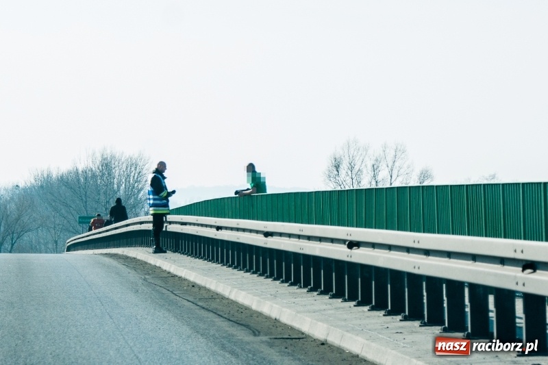Zdjęcie w galerii na portalu naszraciborz.pl: Młody mężczyzna chciał skoczyć z mostu na trasie Krzyżanowice-Buków wiadomości z regionu