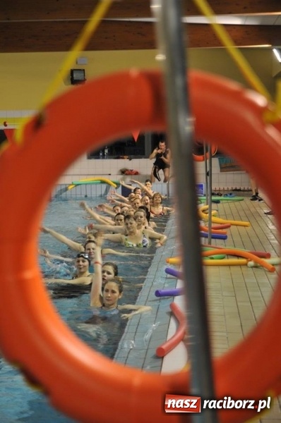 Zdjęcie w galerii na portalu naszraciborz.pl: Uczniowie Szkoły Mistrzostwa Sportowego wsparli pływacko Darię z Kietrza wiadomości z regionu