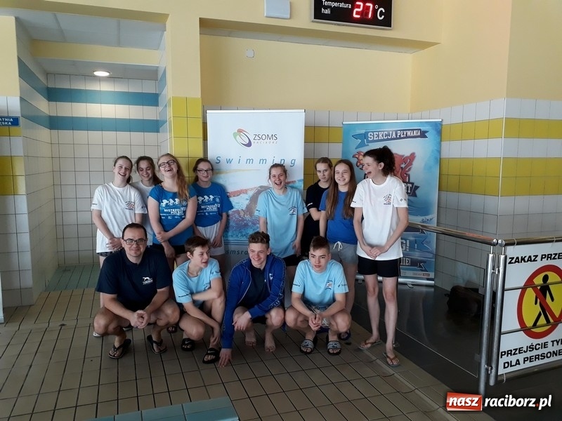 Zdjęcie w galerii na portalu naszraciborz.pl: Uczniowie Szkoły Mistrzostwa Sportowego wsparli pływacko Darię z Kietrza wiadomości z regionu