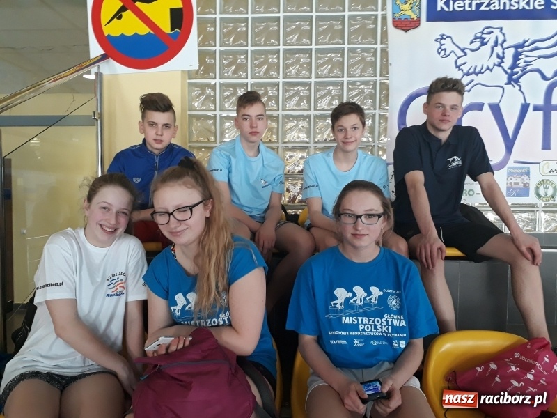 Zdjęcie w galerii na portalu naszraciborz.pl: Uczniowie Szkoły Mistrzostwa Sportowego wsparli pływacko Darię z Kietrza wiadomości z regionu