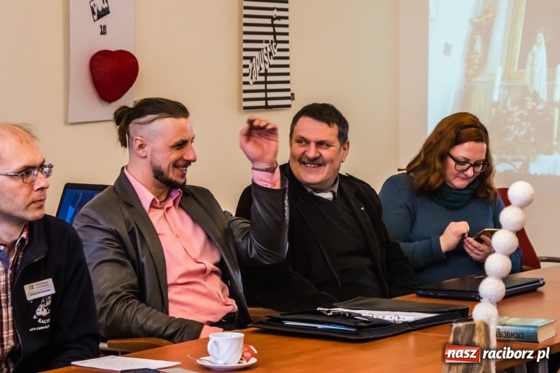 Zdjęcie w galerii na portalu naszraciborz.pl: Kierowcy dostaną naklejki, a dzieci grę. Na zamku dyskutowano o pomysłach na promocję ziemi raciborskiej wiadomości z regionu