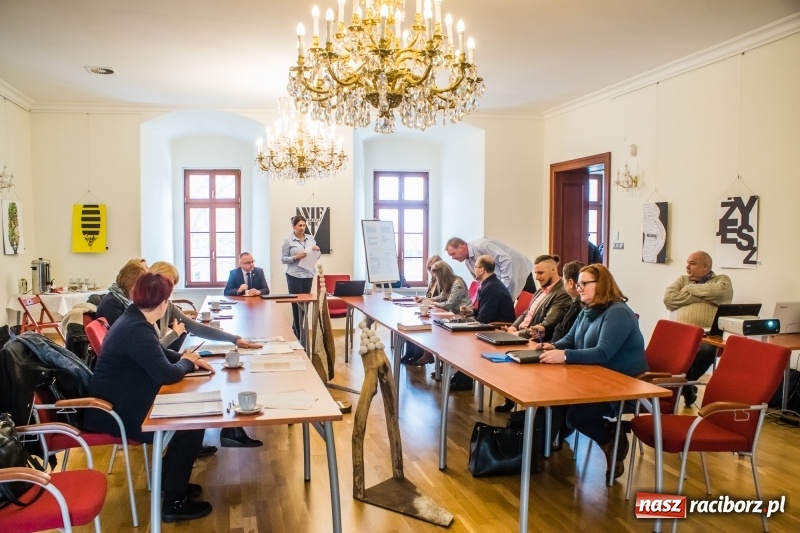 Zdjęcie w galerii na portalu naszraciborz.pl: Kierowcy dostaną naklejki, a dzieci grę. Na zamku dyskutowano o pomysłach na promocję ziemi raciborskiej wiadomości z regionu