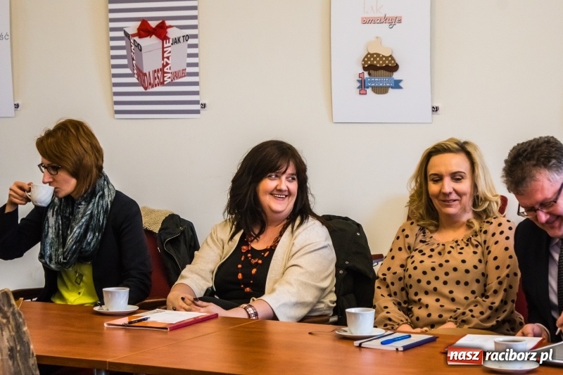 Zdjęcie w galerii na portalu naszraciborz.pl: Kierowcy dostaną naklejki, a dzieci grę. Na zamku dyskutowano o pomysłach na promocję ziemi raciborskiej wiadomości z regionu