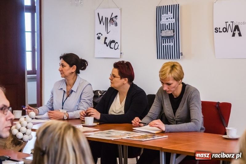 Zdjęcie w galerii na portalu naszraciborz.pl: Kierowcy dostaną naklejki, a dzieci grę. Na zamku dyskutowano o pomysłach na promocję ziemi raciborskiej wiadomości z regionu