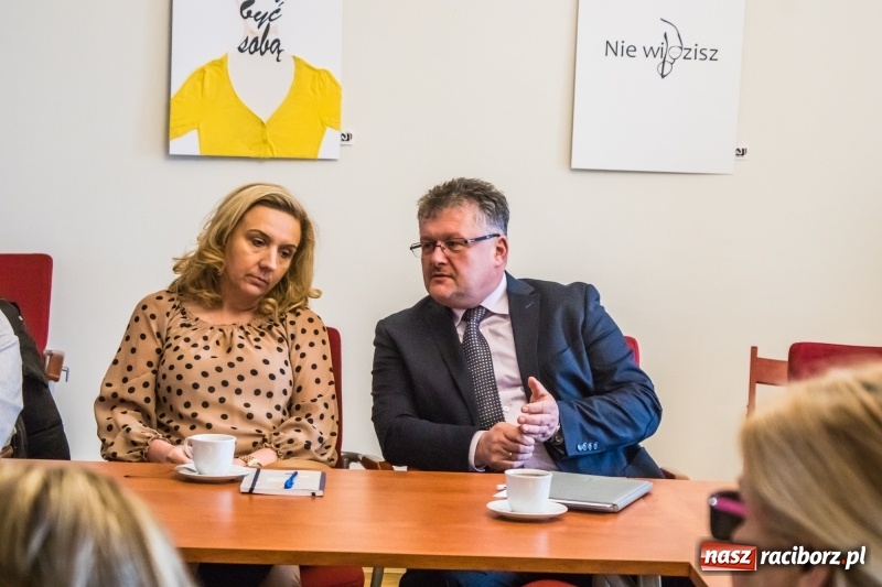 Zdjęcie w galerii na portalu naszraciborz.pl: Kierowcy dostaną naklejki, a dzieci grę. Na zamku dyskutowano o pomysłach na promocję ziemi raciborskiej wiadomości z regionu