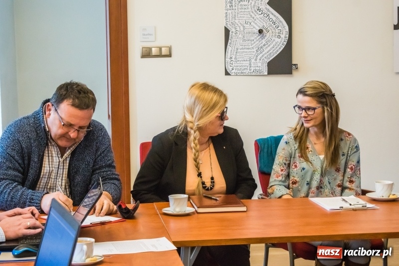 Zdjęcie w galerii na portalu naszraciborz.pl: Kierowcy dostaną naklejki, a dzieci grę. Na zamku dyskutowano o pomysłach na promocję ziemi raciborskiej wiadomości z regionu