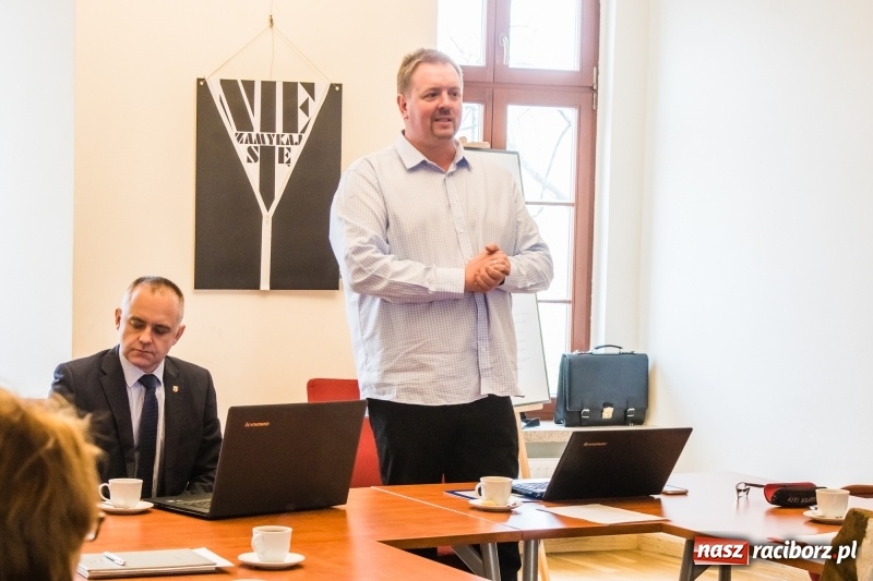 Zdjęcie w galerii na portalu naszraciborz.pl: Kierowcy dostaną naklejki, a dzieci grę. Na zamku dyskutowano o pomysłach na promocję ziemi raciborskiej wiadomości z regionu