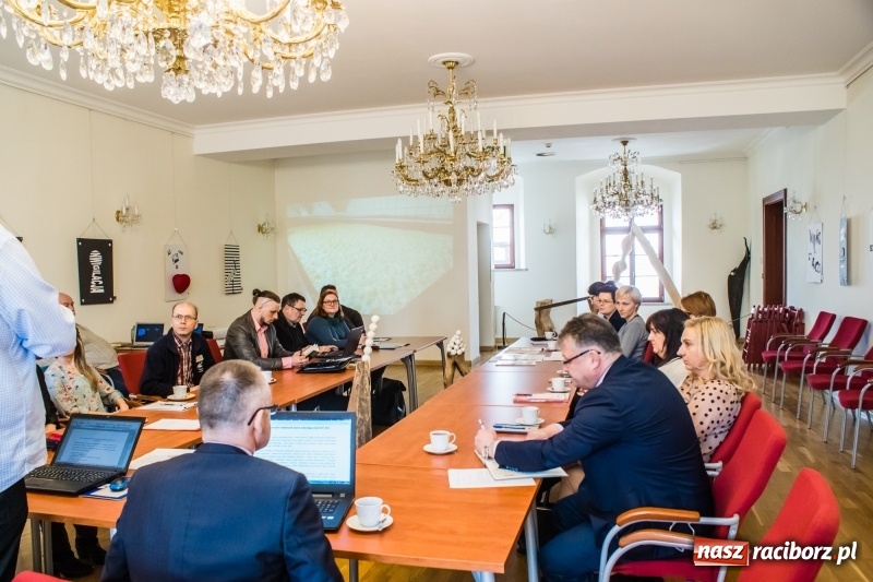 Zdjęcie w galerii na portalu naszraciborz.pl: Kierowcy dostaną naklejki, a dzieci grę. Na zamku dyskutowano o pomysłach na promocję ziemi raciborskiej wiadomości z regionu