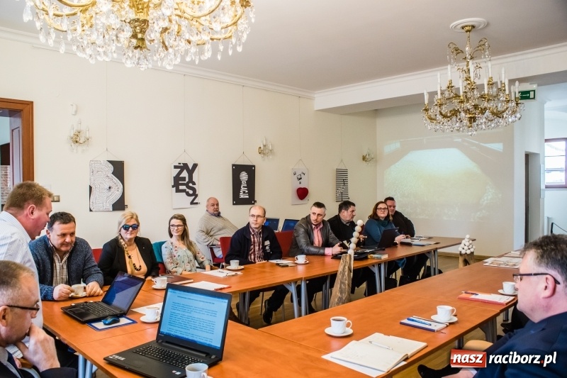 Zdjęcie w galerii na portalu naszraciborz.pl: Kierowcy dostaną naklejki, a dzieci grę. Na zamku dyskutowano o pomysłach na promocję ziemi raciborskiej wiadomości z regionu