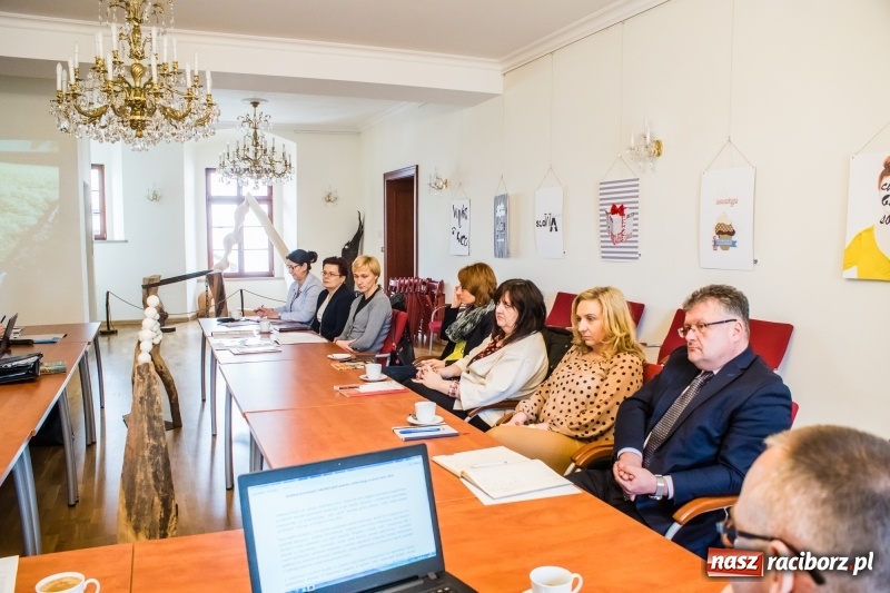 Zdjęcie w galerii na portalu naszraciborz.pl: Kierowcy dostaną naklejki, a dzieci grę. Na zamku dyskutowano o pomysłach na promocję ziemi raciborskiej wiadomości z regionu