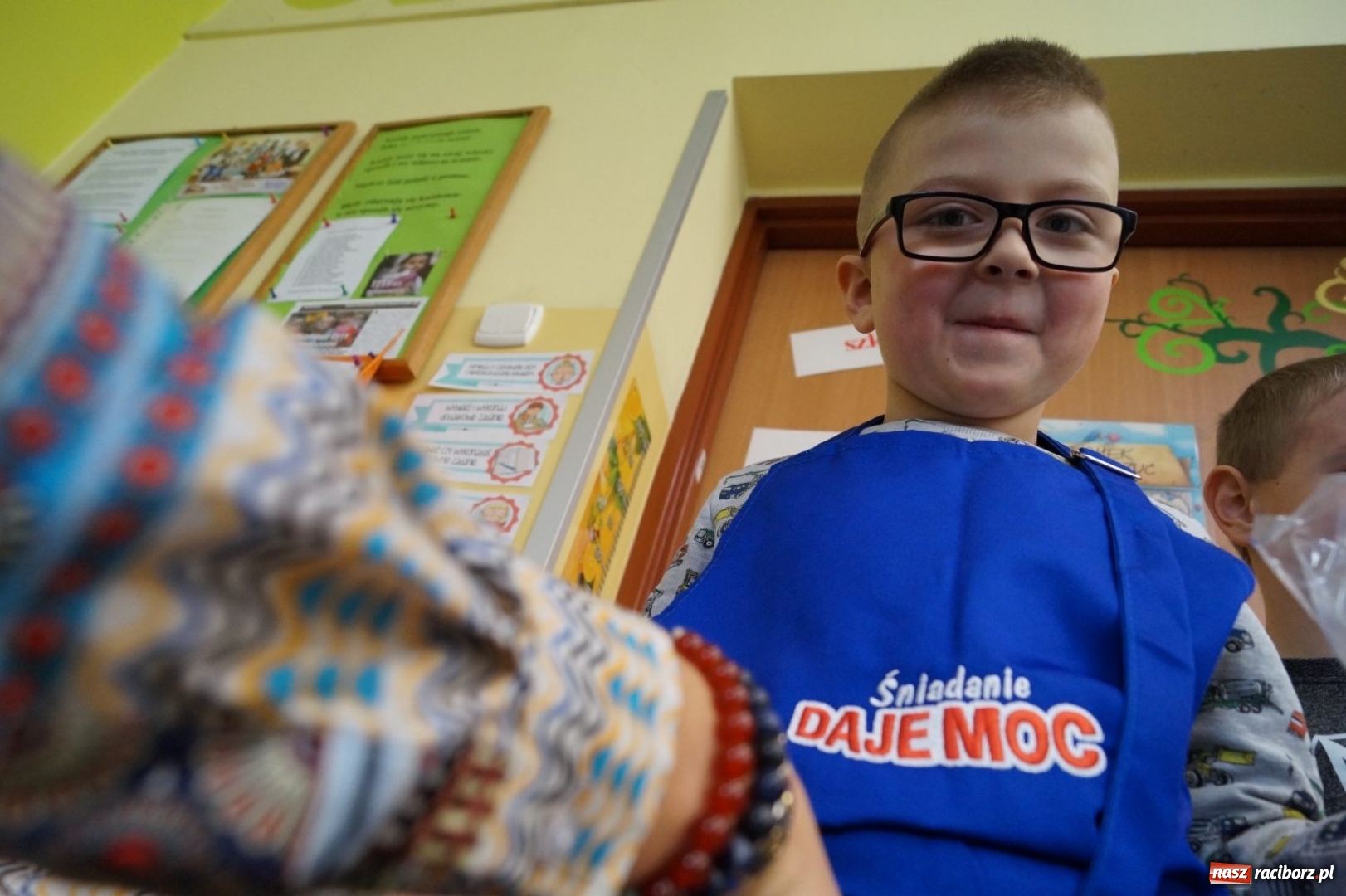 Zdjęcie w galerii na portalu naszraciborz.pl: Dostali fartucha! Uczniowie z Nędzy znowu w czołówce wiadomości z regionu