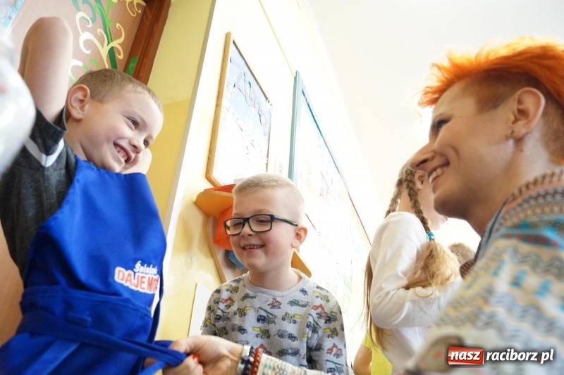 Zdjęcie w galerii na portalu naszraciborz.pl: Dostali fartucha! Uczniowie z Nędzy znowu w czołówce wiadomości z regionu