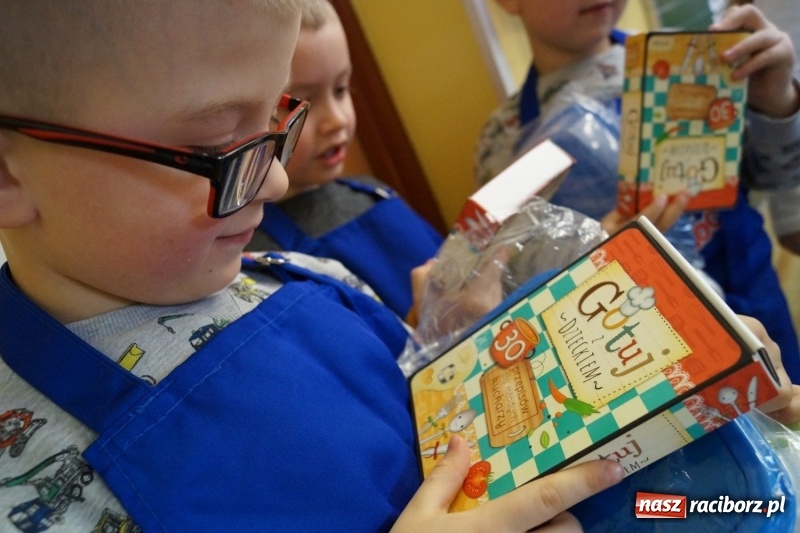 Zdjęcie w galerii na portalu naszraciborz.pl: Dostali fartucha! Uczniowie z Nędzy znowu w czołówce wiadomości z regionu