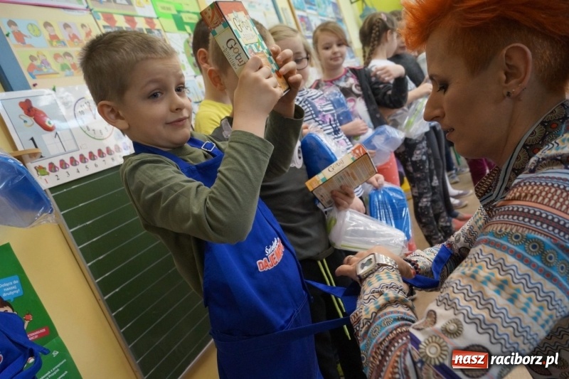 Zdjęcie w galerii na portalu naszraciborz.pl: Dostali fartucha! Uczniowie z Nędzy znowu w czołówce wiadomości z regionu