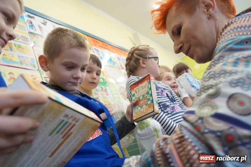 Zdjęcie w galerii na portalu naszraciborz.pl: Dostali fartucha! Uczniowie z Nędzy znowu w czołówce wiadomości z regionu