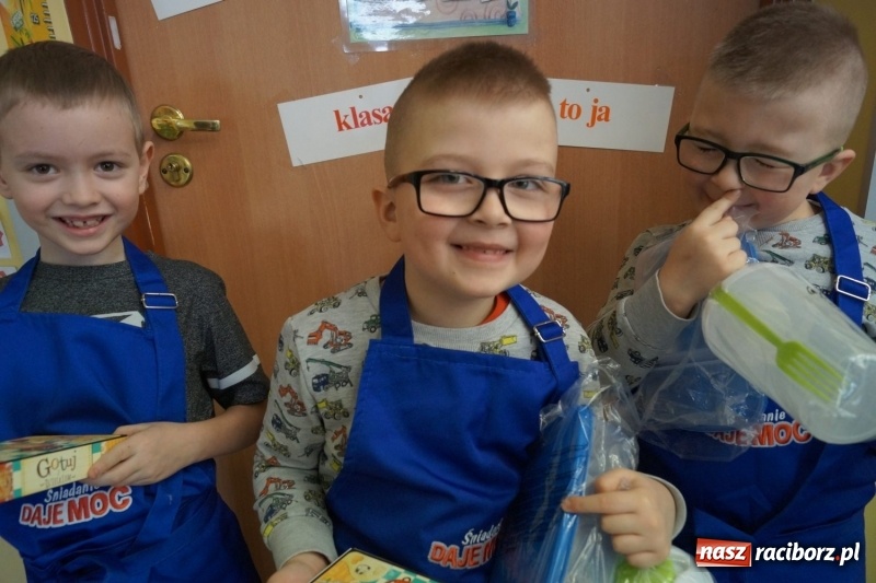 Zdjęcie w galerii na portalu naszraciborz.pl: Dostali fartucha! Uczniowie z Nędzy znowu w czołówce wiadomości z regionu
