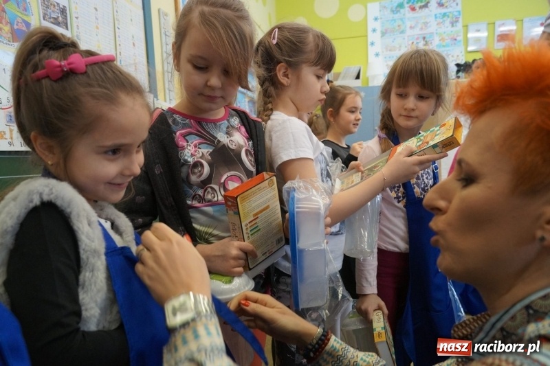 Zdjęcie w galerii na portalu naszraciborz.pl: Dostali fartucha! Uczniowie z Nędzy znowu w czołówce wiadomości z regionu