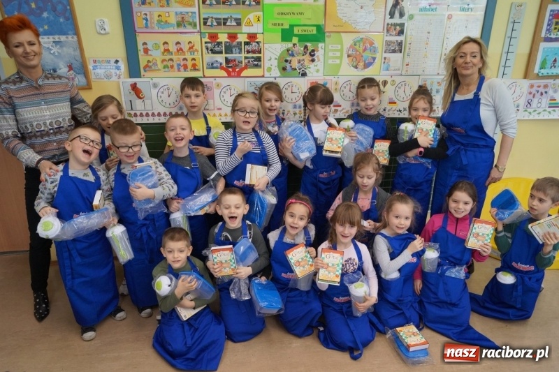 Zdjęcie w galerii na portalu naszraciborz.pl: Dostali fartucha! Uczniowie z Nędzy znowu w czołówce wiadomości z regionu
