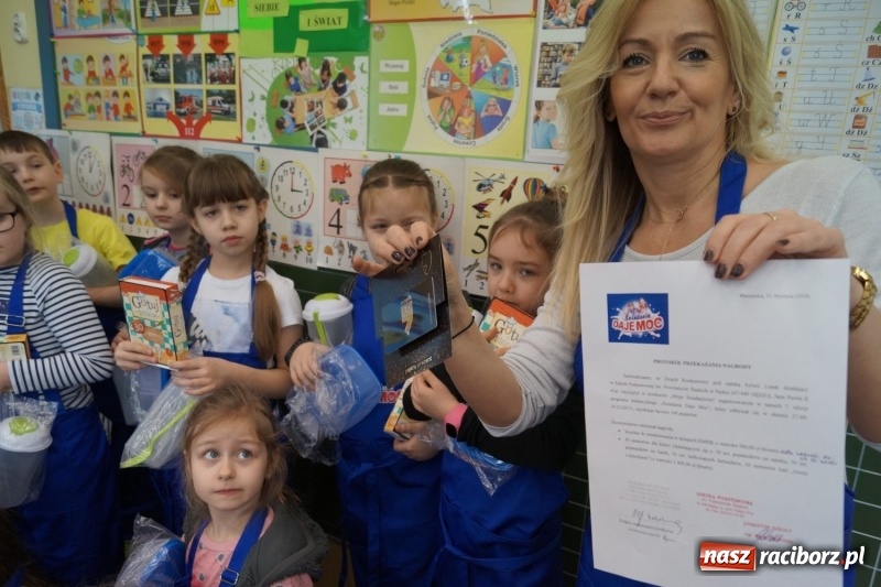 Zdjęcie w galerii na portalu naszraciborz.pl: Dostali fartucha! Uczniowie z Nędzy znowu w czołówce wiadomości z regionu