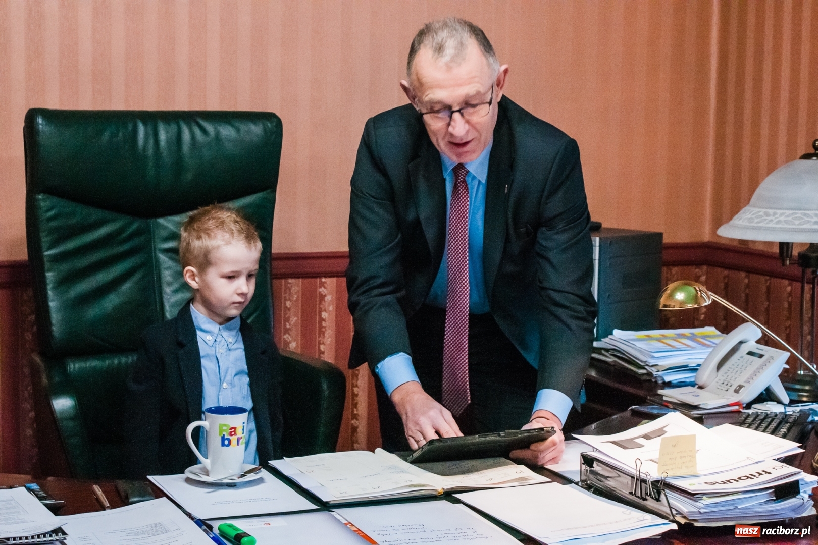 Zdjęcie w galerii na portalu naszraciborz.pl: Wiktor Huczek zasiadł w fotelu Prezydenta Raciborza wiadomości z regionu