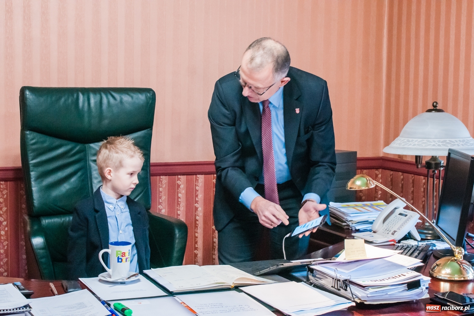 Zdjęcie w galerii na portalu naszraciborz.pl: Wiktor Huczek zasiadł w fotelu Prezydenta Raciborza wiadomości z regionu