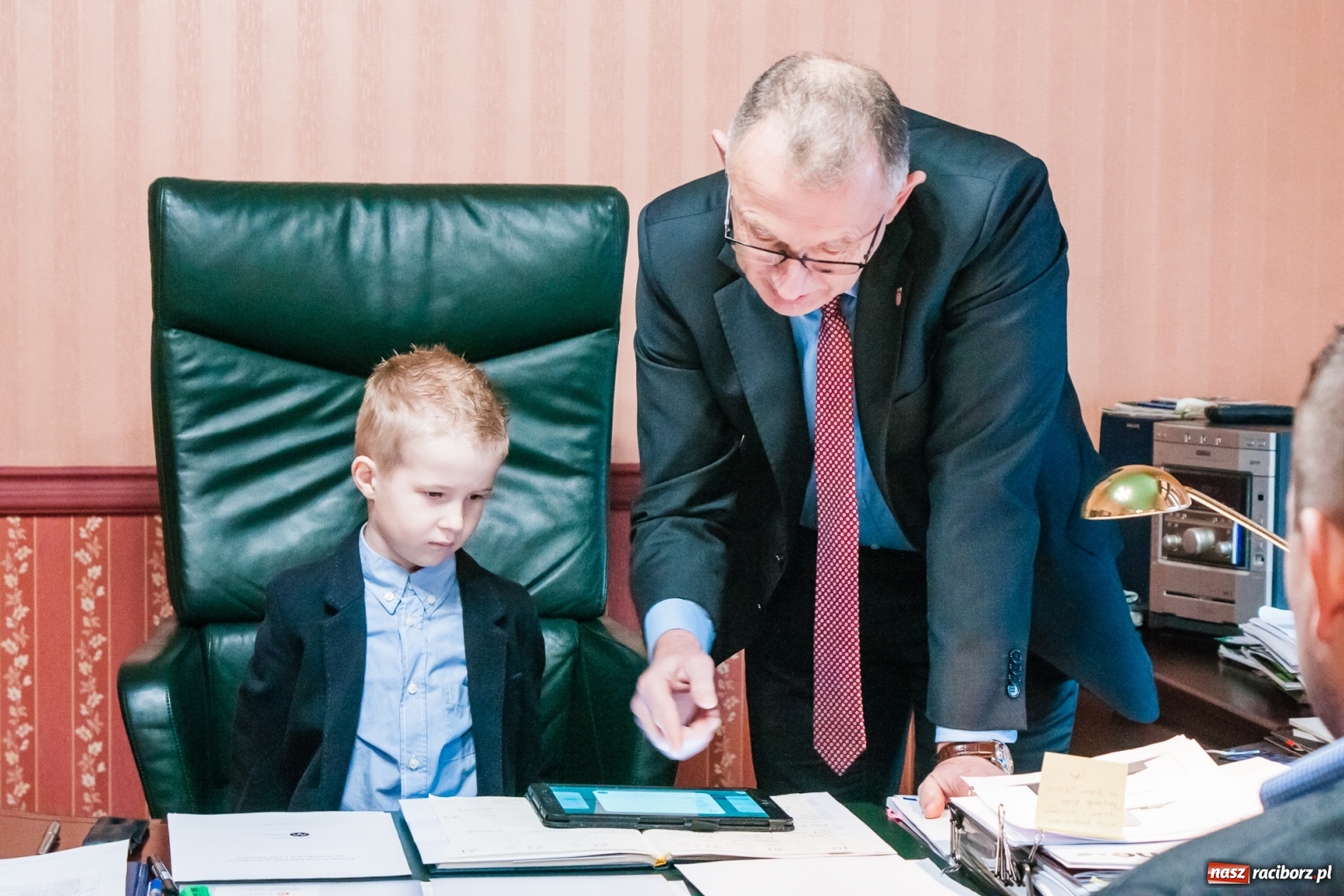 Zdjęcie w galerii na portalu naszraciborz.pl: Wiktor Huczek zasiadł w fotelu Prezydenta Raciborza wiadomości z regionu