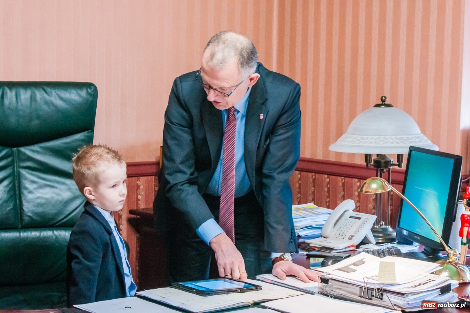 Zdjęcie w galerii na portalu naszraciborz.pl: Wiktor Huczek zasiadł w fotelu Prezydenta Raciborza wiadomości z regionu