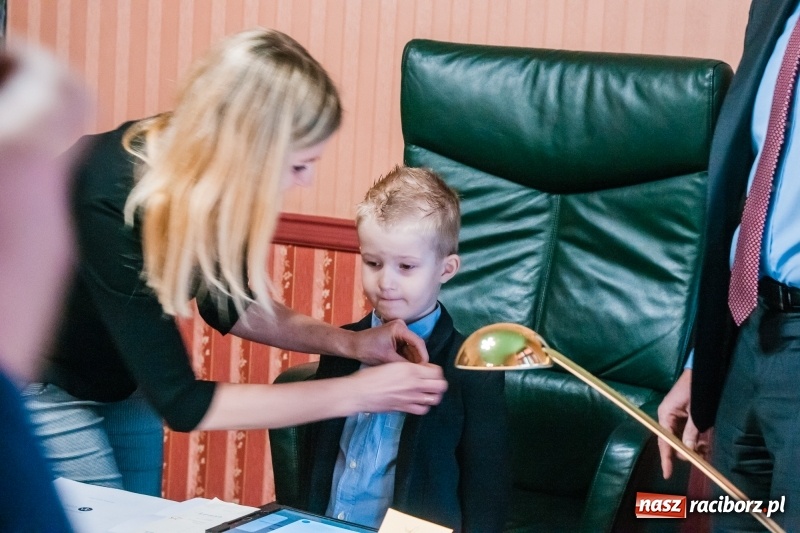 Zdjęcie w galerii na portalu naszraciborz.pl: Wiktor Huczek zasiadł w fotelu Prezydenta Raciborza wiadomości z regionu