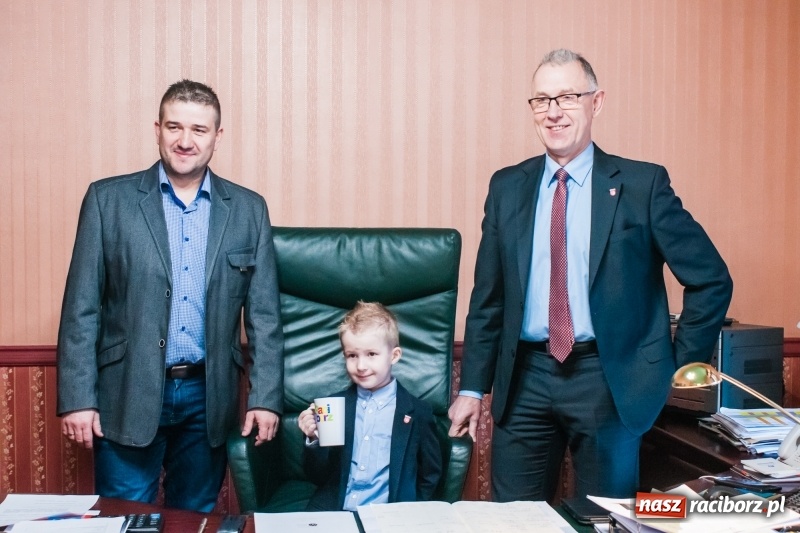 Zdjęcie w galerii na portalu naszraciborz.pl: Wiktor Huczek zasiadł w fotelu Prezydenta Raciborza wiadomości z regionu