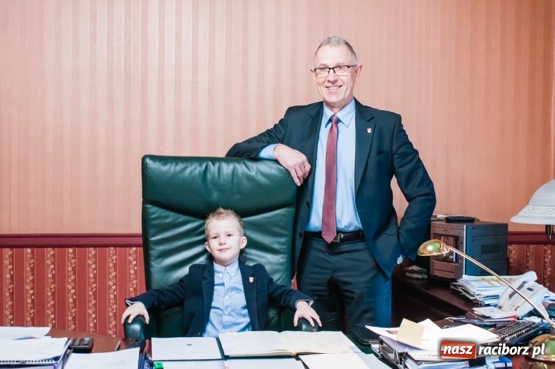 Zdjęcie w galerii na portalu naszraciborz.pl: Wiktor Huczek zasiadł w fotelu Prezydenta Raciborza wiadomości z regionu