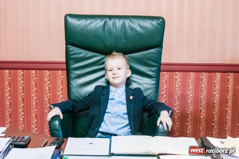Zdjęcie w galerii na portalu naszraciborz.pl: Wiktor Huczek zasiadł w fotelu Prezydenta Raciborza wiadomości z regionu