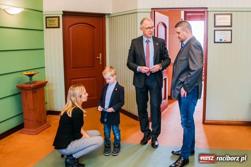 Zdjęcie w galerii na portalu naszraciborz.pl: Wiktor Huczek zasiadł w fotelu Prezydenta Raciborza wiadomości z regionu