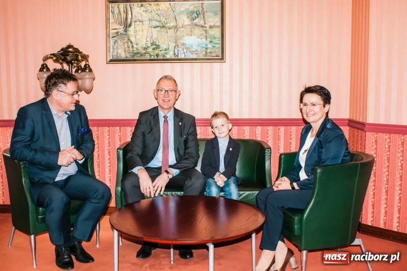 Zdjęcie w galerii na portalu naszraciborz.pl: Wiktor Huczek zasiadł w fotelu Prezydenta Raciborza wiadomości z regionu