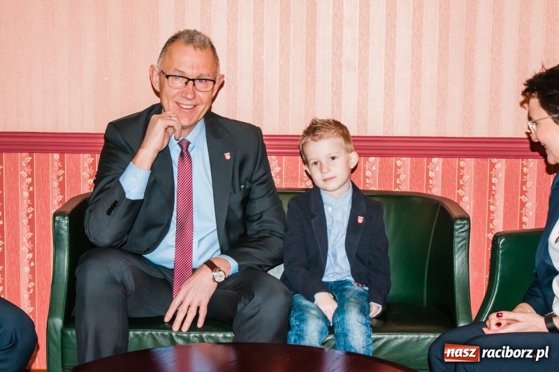 Zdjęcie w galerii na portalu naszraciborz.pl: Wiktor Huczek zasiadł w fotelu Prezydenta Raciborza wiadomości z regionu