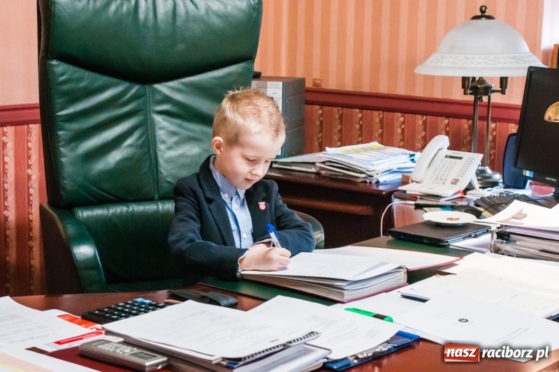 Zdjęcie w galerii na portalu naszraciborz.pl: Wiktor Huczek zasiadł w fotelu Prezydenta Raciborza wiadomości z regionu
