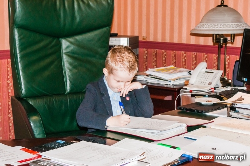 Zdjęcie w galerii na portalu naszraciborz.pl: Wiktor Huczek zasiadł w fotelu Prezydenta Raciborza wiadomości z regionu