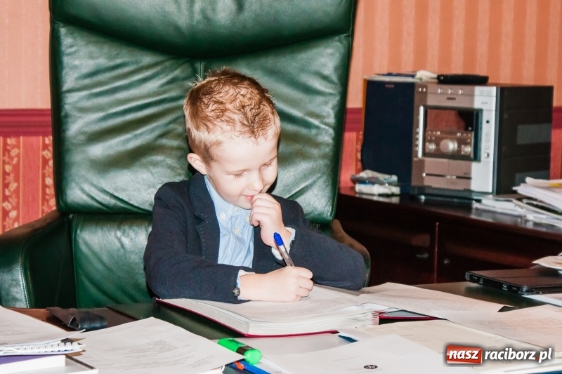 Zdjęcie w galerii na portalu naszraciborz.pl: Wiktor Huczek zasiadł w fotelu Prezydenta Raciborza wiadomości z regionu