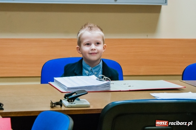 Zdjęcie w galerii na portalu naszraciborz.pl: Wiktor Huczek zasiadł w fotelu Prezydenta Raciborza wiadomości z regionu