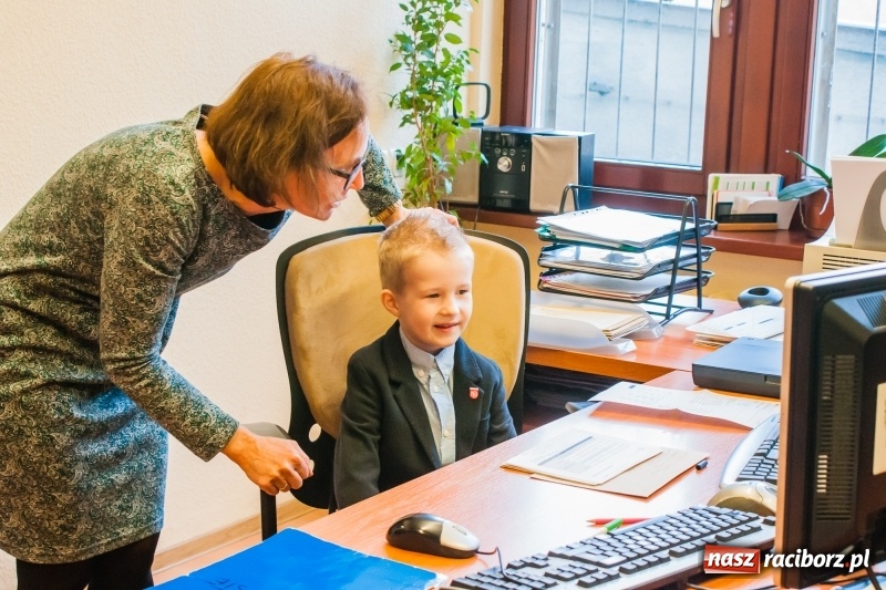 Zdjęcie w galerii na portalu naszraciborz.pl: Wiktor Huczek zasiadł w fotelu Prezydenta Raciborza wiadomości z regionu