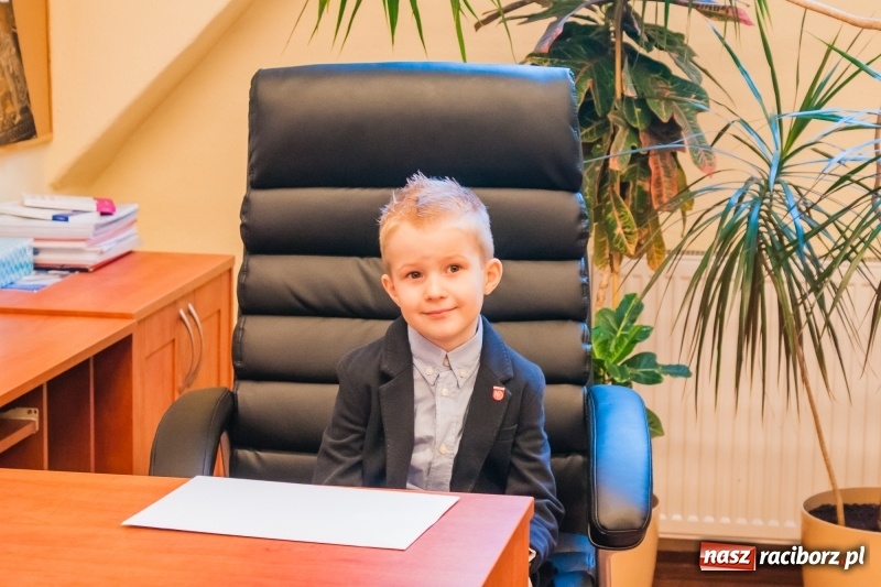 Zdjęcie w galerii na portalu naszraciborz.pl: Wiktor Huczek zasiadł w fotelu Prezydenta Raciborza wiadomości z regionu