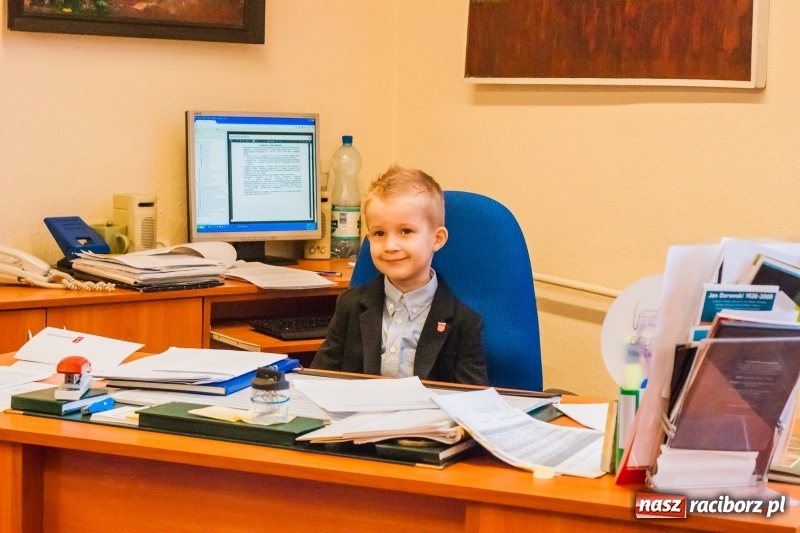 Zdjęcie w galerii na portalu naszraciborz.pl: Wiktor Huczek zasiadł w fotelu Prezydenta Raciborza wiadomości z regionu