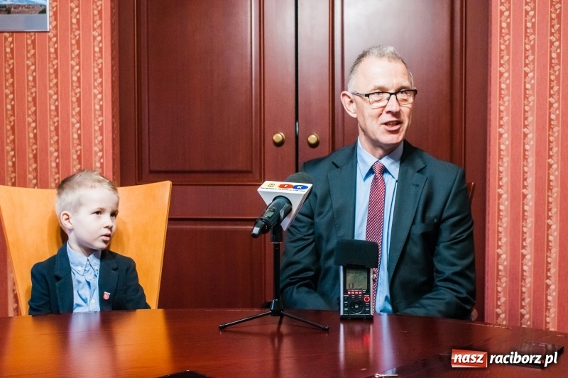 Zdjęcie w galerii na portalu naszraciborz.pl: Wiktor Huczek zasiadł w fotelu Prezydenta Raciborza wiadomości z regionu