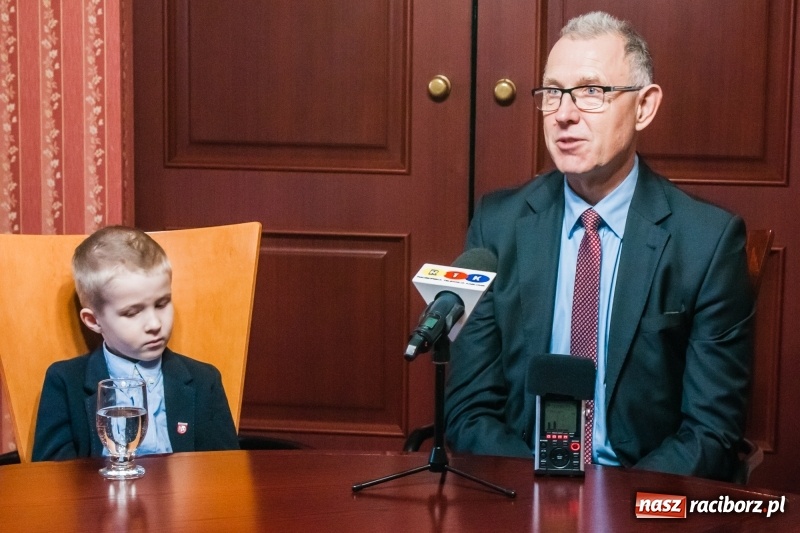 Zdjęcie w galerii na portalu naszraciborz.pl: Wiktor Huczek zasiadł w fotelu Prezydenta Raciborza wiadomości z regionu