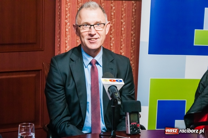 Zdjęcie w galerii na portalu naszraciborz.pl: Wiktor Huczek zasiadł w fotelu Prezydenta Raciborza wiadomości z regionu